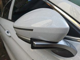 白色汽车后视镜特写