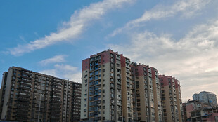 城市高楼与蓝天白云