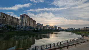 河畔城市风光美景