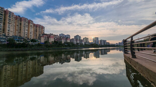 河畔城市风光倒影美景