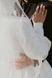 新人相拥
