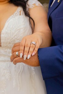 新人牵手展示浪漫婚戒