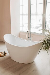 简约风独立式白色浴缸