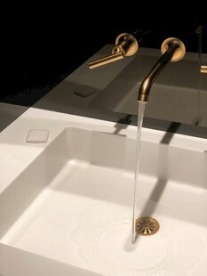 金色水龙头出水瞬间