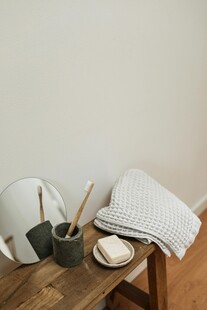 简约木质桌的温馨小物