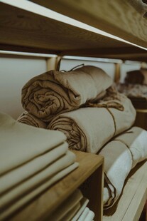 整齐摆放的精美家纺用品