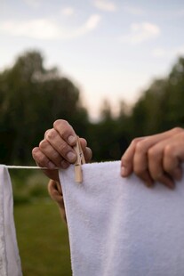 手用夹子晾白色衣物