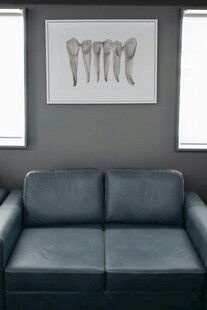 简约客厅沙发与艺术挂画