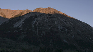 夕阳下的巍峨山峰