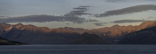 湖畔黄昏山色美景