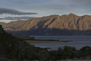 壮丽山水间的黄昏美景