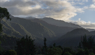 山间美景 云雾缭绕的山峦