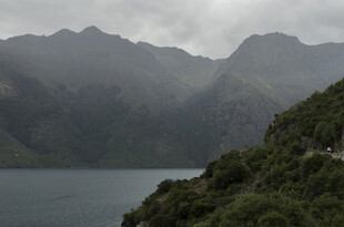 山间湖畔美景