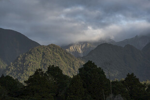 山峦云雾间的自然美景