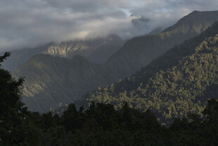 山间云雾缭绕的壮丽景致