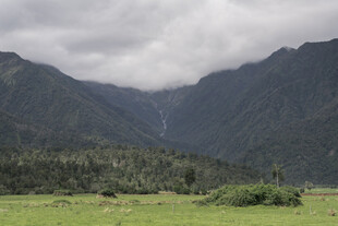 山间绿野 云雾缭绕之景