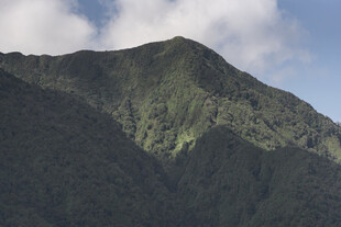 青山巍峨 云雾缭绕之景