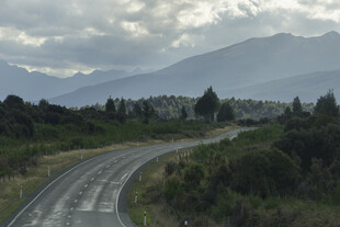 蜿蜒公路穿行于山林与远山