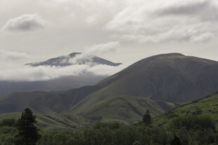 云雾缭绕的山峦美景