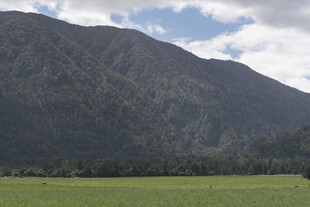 青山绿野间的自然美景