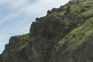 陡峭青山 绿意盎然