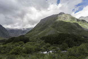 山间绿野 云雾缭绕的美景