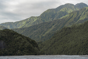 壮丽山峦与湖畔自然美景