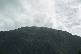 云雾缭绕的巍峨山峰