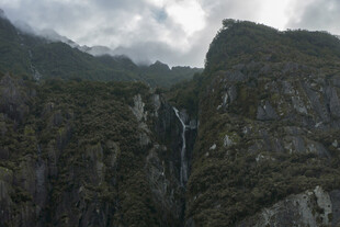 山间瀑布景观