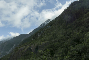 青山云雾间的自然美景