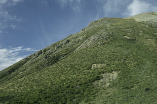 青山蓝天间的自然美景