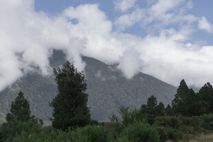 云雾缭绕的巍峨山峰