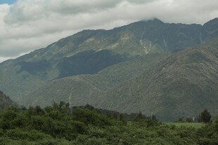 青山葱郁间的壮美山峦