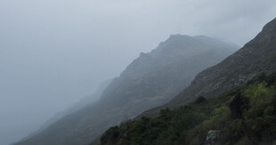 云雾缭绕的巍峨山峰