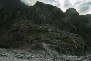 巍峨山峦与云雾缭绕之景