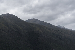 云雾缭绕的巍峨山峦