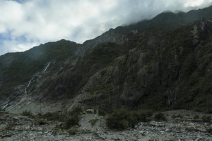 云雾缭绕的壮丽山景