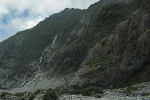 巍峨高山与山间云雾景观