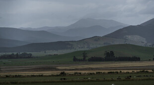 山间田野的朦胧景致
