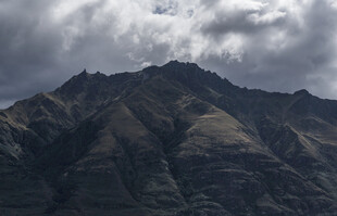云雾缭绕的巍峨山峰