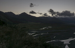 黄昏下的山川河流景观