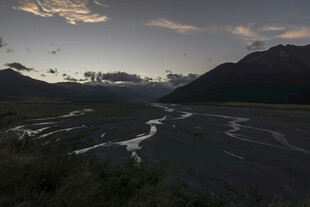 山间河谷暮色美景