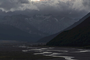 山间河谷 乌云笼罩之景