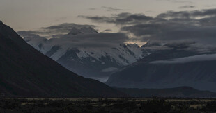 壮丽山景 云雾缭绕雪峰