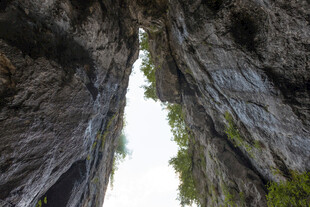 峡谷峭壁间的自然奇观