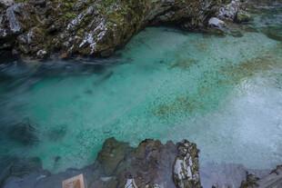 山间幽潭 澄澈碧绿之景