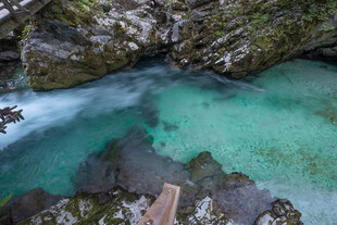 山间碧潭美景