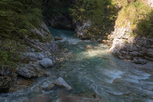 山间溪流峡谷美景
