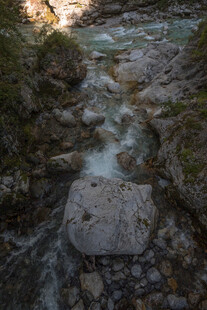 山间溪流潺潺过石景