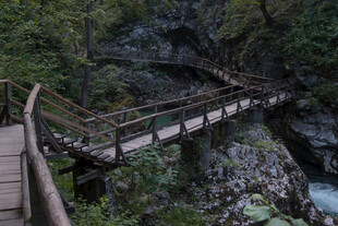 山间木桥横跨溪流